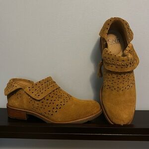 Soft suede ankle bootie, size 7